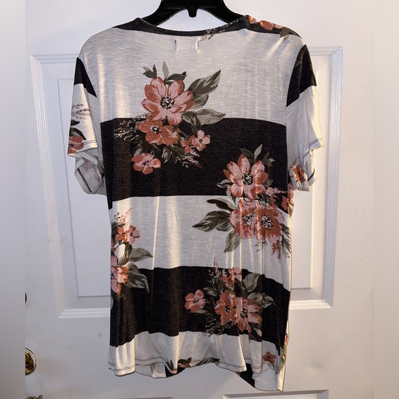 Maurice floral short sleeve top size XL - Picture 3 of 3